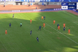 進球無效！達蘭頭球攻破王大雷十指關，裁判經(jīng)VAR確認判越位在先