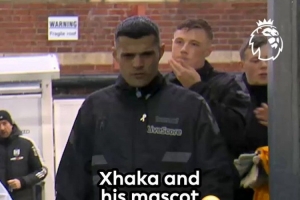 好暖！扎卡賽前給球童穿上自己的外套