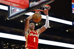 新鷹王起飛！杰倫·約翰遜封蓋霍金斯 隨后一條龍完成滑翔暴扣