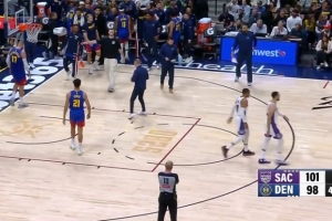 傳射建功！威少助攻克利福德上籃得手 隨后反擊打中轟停掘金