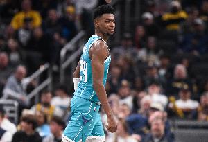 復(fù)出狀態(tài)不錯(cuò)！布蘭登·米勒快攻中接球展翅翱翔 起飛暴扣