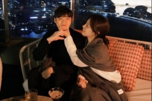 LCK主持志宣跟Bang在上海外灘：在外灘扎著稍顯凌亂的低發(fā)髻