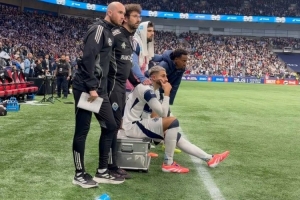 暖心！溫哥華球員沖入場內(nèi)慶祝，穆勒轉(zhuǎn)身擁抱受傷的隊(duì)友