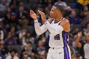 手起刀落！威少最后時(shí)刻壓時(shí)間單打 負(fù)角度高難度金雞獨(dú)立命中！