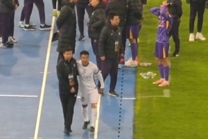 惺惺相惜！于漢超賽后特意前往對手替補(bǔ)席，與于根偉擁抱致意