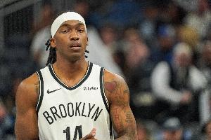 加餐？場(chǎng)邊球迷爆米花被球砸翻 曼恩趁機(jī)去抓了兩顆塞嘴里