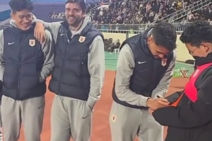 泰山球員澤卡、馬德魯加、彭嘯現(xiàn)身齊魯超決賽，與球迷互動