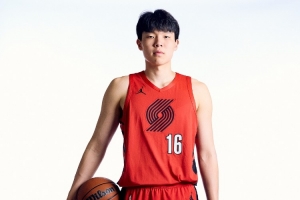 解說：11次出手從側(cè)面體現(xiàn)出楊瀚森的自信 但體能和防守依舊得練