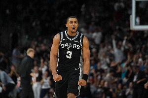 解渴！凱爾登·約翰遜壓哨三分命中 打破球隊(duì)3分鐘得分荒