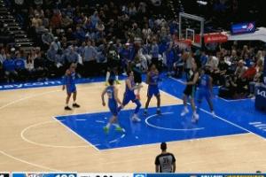 臥X！楊瀚森單臂接樂(lè)福妙傳空接暴扣！打停雷霆！