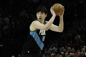 弧頂指揮起來(lái)了！楊瀚森弧頂指揮隊(duì)友跑位 助攻呂佩爾三分