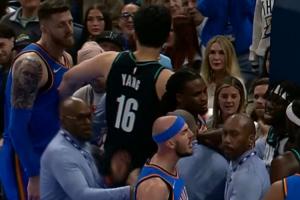 呂佩爾拉拽米切爾吃一級(jí)惡意 雙方小沖突 楊瀚森勸架拉走哈滕