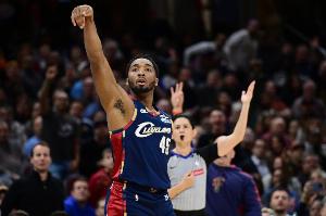 百步穿楊！米切爾追身三分轟進(jìn) 騎士將分差拉開到兩位數(shù)