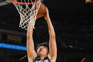 單臂接妙傳空接暴扣！媒體人：楊瀚森一定要學(xué)會(huì)吃餅 把握機(jī)會(huì)