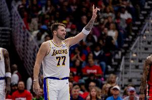 輕輕松松！東契奇半場(chǎng)14中6拿下15分2板5助3斷 首節(jié)獨(dú)得13分