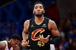 再堅決點！米切爾首節(jié)8分鐘 7中4&三分4中1拿9分2板 有2失誤