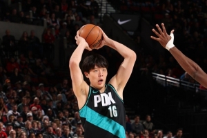 媒體人：小楊防守總是“象征性”撲一下 很多CBA習(xí)慣在NBA行不通