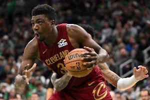 出其不意！米切爾四分衛(wèi)長傳 助攻托馬斯·布萊恩特輕松快下扣籃