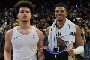 佛羅里達大學(xué)隊友！理查德和小克萊頓賽后交換簽名球衣