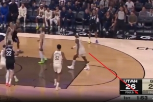 就這球！波姐首節(jié)懶散防守致喬治三分飆中 科爾怒叫暫停訓(xùn)斥波姐