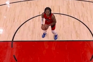 托馬斯·布萊恩特倒地夾著博伊爾斯手臂并拽倒后者 被吹一級惡犯