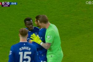 情緒失控掌摑隊友基恩！蓋耶第13分鐘被直紅罰下，曼聯(lián)多打一人！