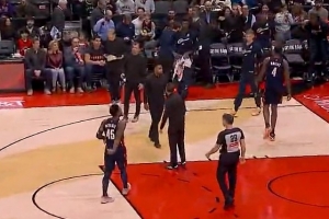 很不滿！鶯歌無人看管追身大空位三分 阿特金森開場1分多鐘喊暫停