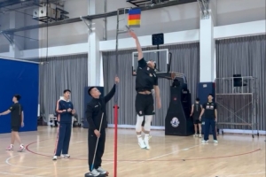 徐杰摸高測(cè)試3米15 崔永熙：夠用了