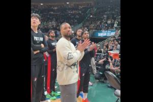 雄鹿主場播放視頻致敬 利拉德指天捶胸示意 身后的小楊有點(diǎn)懵