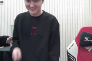 三冠輔助的地位Keria到訪Peyz直播間，Peyz立馬起身讓座