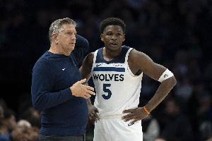 解說：森林狼最后時刻各種莫名其妙的失誤還捏著暫停 拙劣啊芬奇