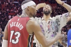 濃眉賽后和阿德巴約擁抱 還朝熱火主場(chǎng)球迷瘋狂飛吻