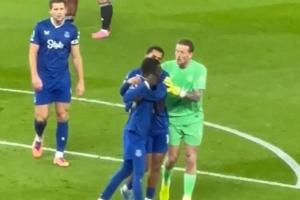 沒打夠？蓋耶染紅情緒激動，隊友抱住安撫，蓋耶仍揮拳似乎要打人