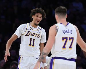 詹姆斯談沖突：我們是非常緊密的團(tuán)體 為隊(duì)友挺身而出簡直酷斃了