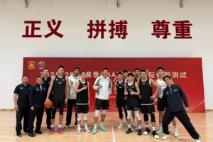 翟曉川曬球隊(duì)合影：又是一年CBA體測(cè) 保持訓(xùn)練就會(huì)有好的結(jié)果！