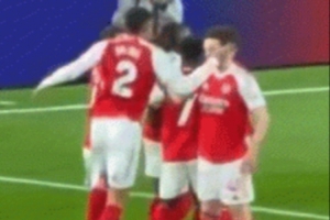 紅牌伺候?球迷拍到北倫敦德比 薩利巴跳起“怒扇”賴斯一耳光