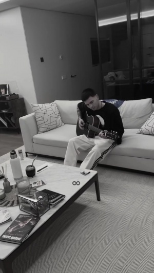 多才多藝！馬斯坦托諾社媒發(fā)視頻，彈吉他悼念馬拉多納