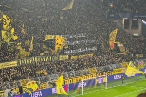 多特球迷拉橫幅聲援黃潛球迷：反對西甲海外賽，去他媽的西甲