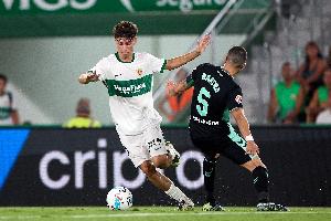 電訊報：阿森納密切關注埃爾切中場門多薩，但面臨皇馬等隊競爭