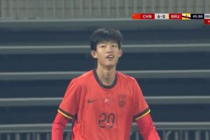 趙松源補(bǔ)時(shí)連入兩球，上半場就完成帽子戲法，國少6-0領(lǐng)先文萊