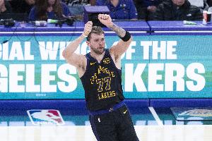 禮尚往來！東契奇三分命中 小卡追身三分迅速回應(yīng)