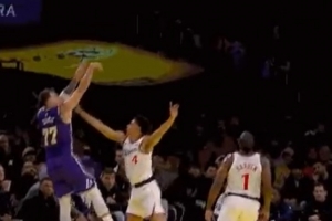 很清楚！東契奇強拔三分后倒地給了三罰 但快船挑戰(zhàn)成功