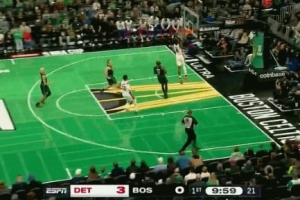 信手拈來！康寧漢姆保護(hù)籃板直接長傳 杜倫到位起三步雙手飛扣