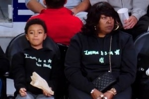 生活大于籃球！昨日洛城德比哈登帶著6歲兒子和母親現(xiàn)場(chǎng)看球