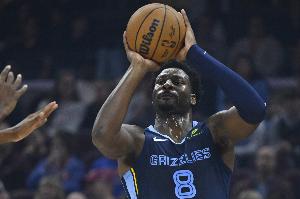 你這啥玩意？JJJ開局3記三分全中&隨后9投全鐵 半場拿9分1板