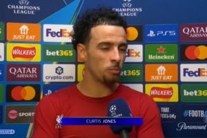 瓊斯：我現(xiàn)在極度憤怒，我們不能只是在那傳來傳去 必須去戰(zhàn)斗