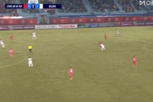 楊立瑜在禁區(qū)內(nèi)倒地，裁判沒有任何表示