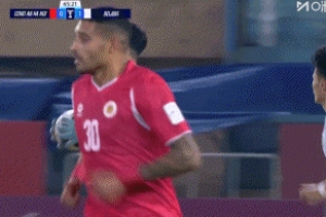 干啥呢？對手門將準(zhǔn)備快發(fā)，曹永競上腳撩了一下吃到黃牌！