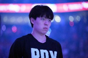 還是沒上！楊瀚森整個(gè)上半場(chǎng)未獲得出場(chǎng)時(shí)間 羅威打了10分鐘