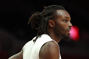 暗渡陳倉！格蘭特底線突破 迎著2人防守單臂暴扣震起替補(bǔ)席